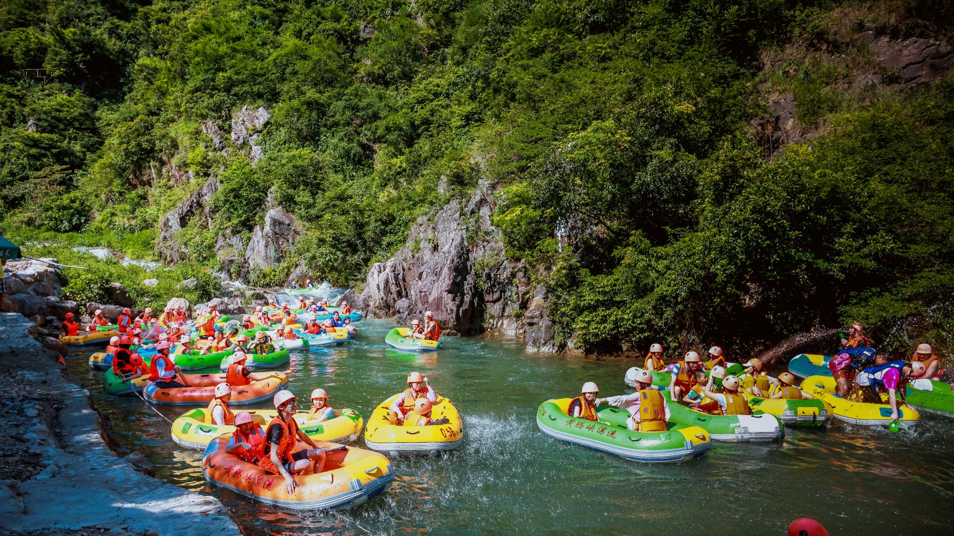 友通“水上漂流，激流勇進(jìn)”團建活動(dòng)